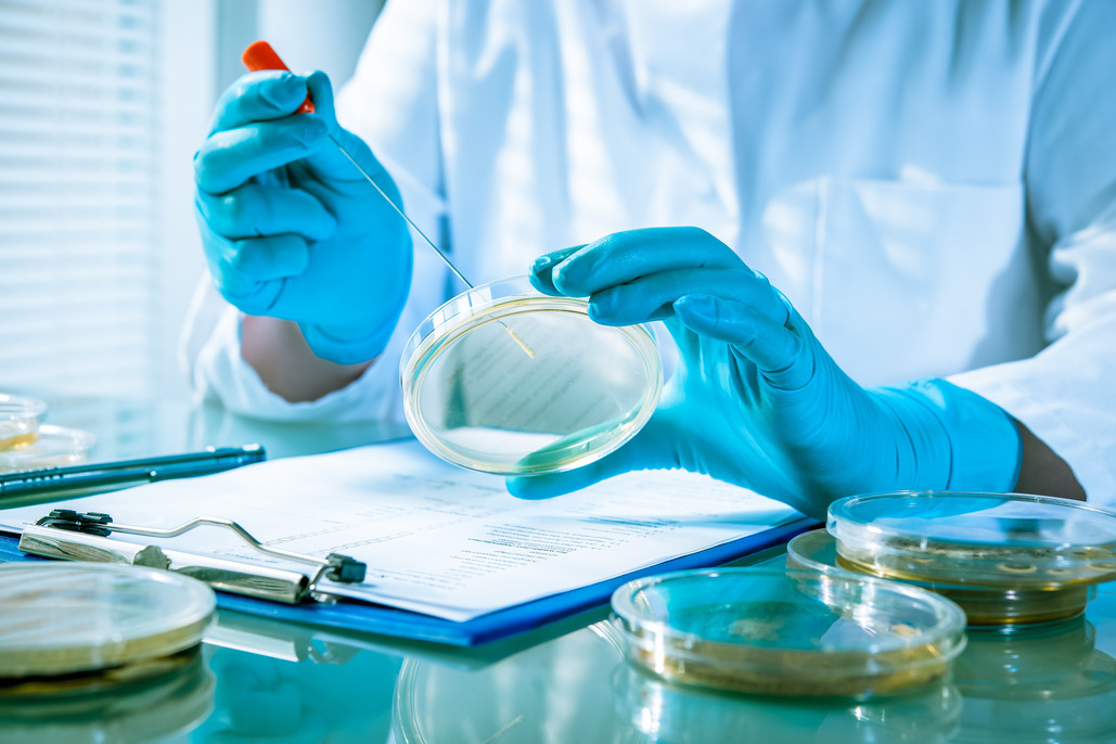 Persona con provetta in laboratorio