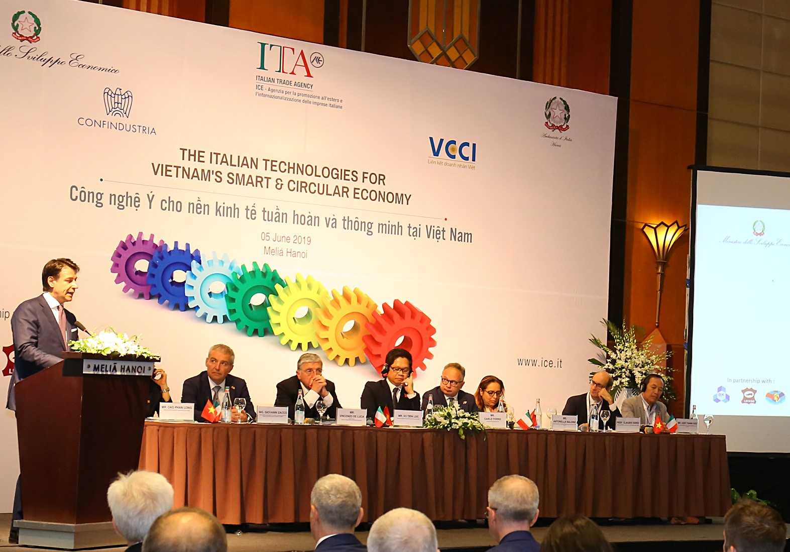 Presidente del Consiglio Giuseppe Conte interviene al Forum ICE a Hanoi, 5 giugno 2019